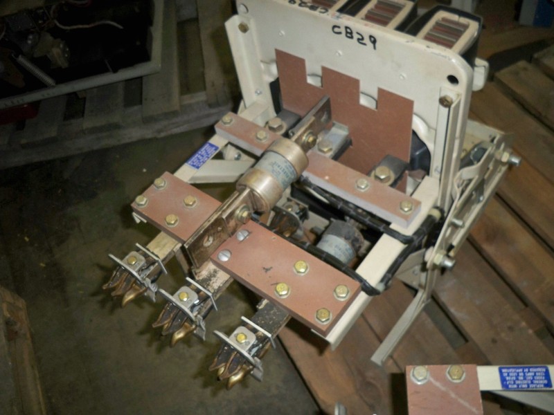 600 Amps, General Electric, AKU-2A-25-1, manually operated, drawout, 400A Fuses, LI - Image 3