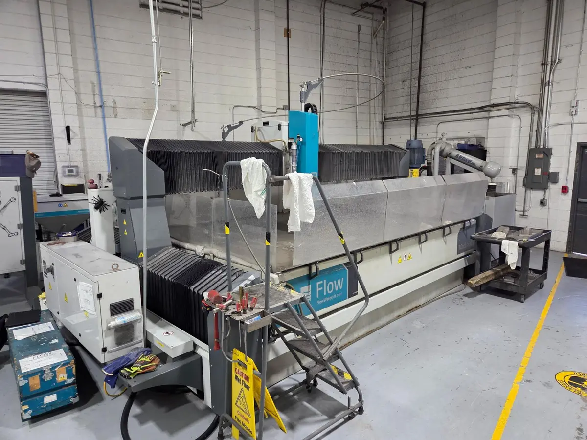 Flow #Mach-500-3020, CNC waterjet cutting system, 6.6' x 10.1' table, 50 HP pump, 94,000 PSI, Flowmaster PC - Image 1