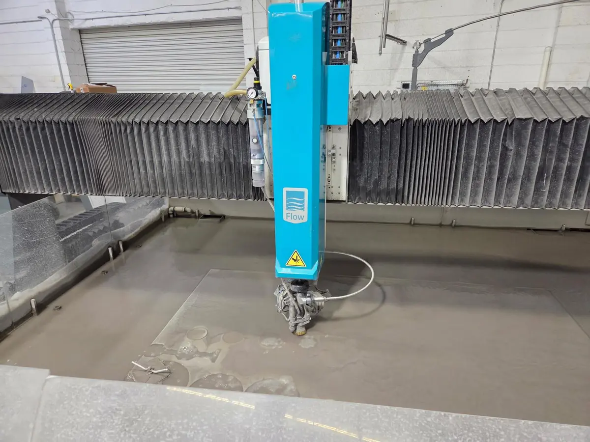 Flow #Mach-500-3020, CNC waterjet cutting system, 6.6' x 10.1' table, 50 HP pump, 94,000 PSI, Flowmaster PC - Image 2