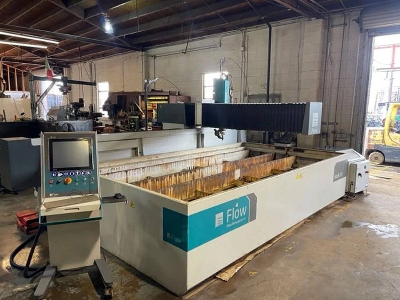 Flow #Mach-200-4020-Pivot-Plus, CNC waterjet cutting system, 6.6' x 13.1' table, 30 HP pump, 60,000 PSI - Image 1
