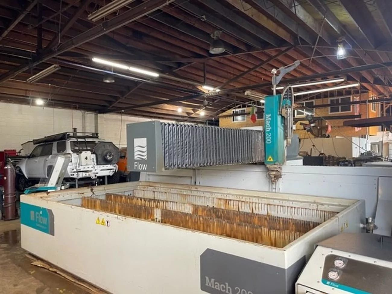 Flow #Mach-200-4020-Pivot-Plus, CNC waterjet cutting system, 6.6' x 13.1' table, 30 HP pump, 60,000 PSI - Image 2