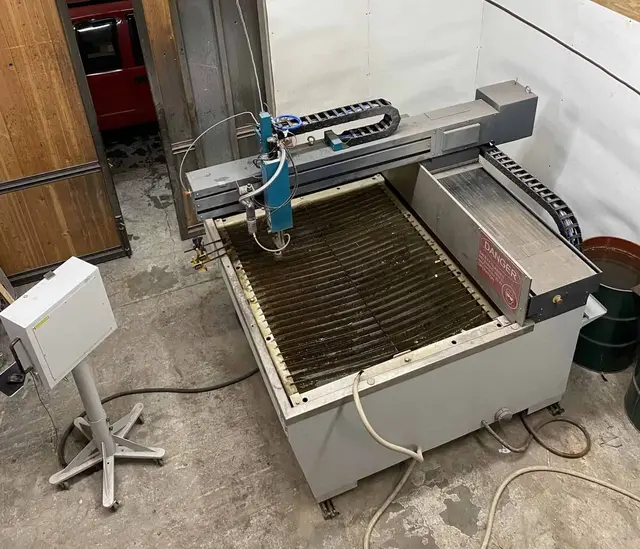 Flow #Mach-100-1313, CNC waterjet cutting system, 4.3' x 4.3' table, 30 HP pump, 60,000 PSI, Flowmaster - Image 1