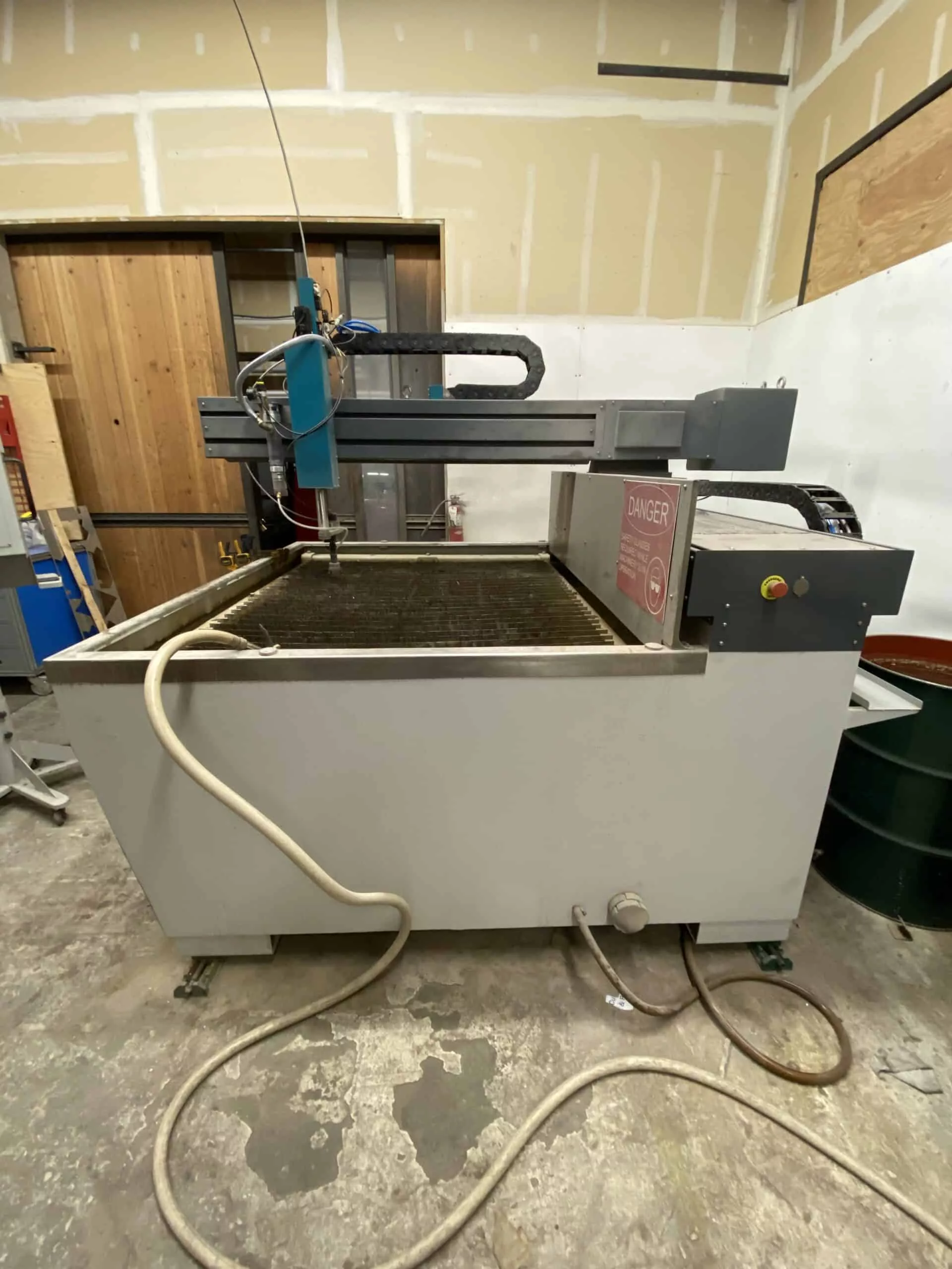 Flow #Mach-100-1313, CNC waterjet cutting system, 4.3' x 4.3' table, 30 HP pump, 60,000 PSI, Flowmaster - Image 3