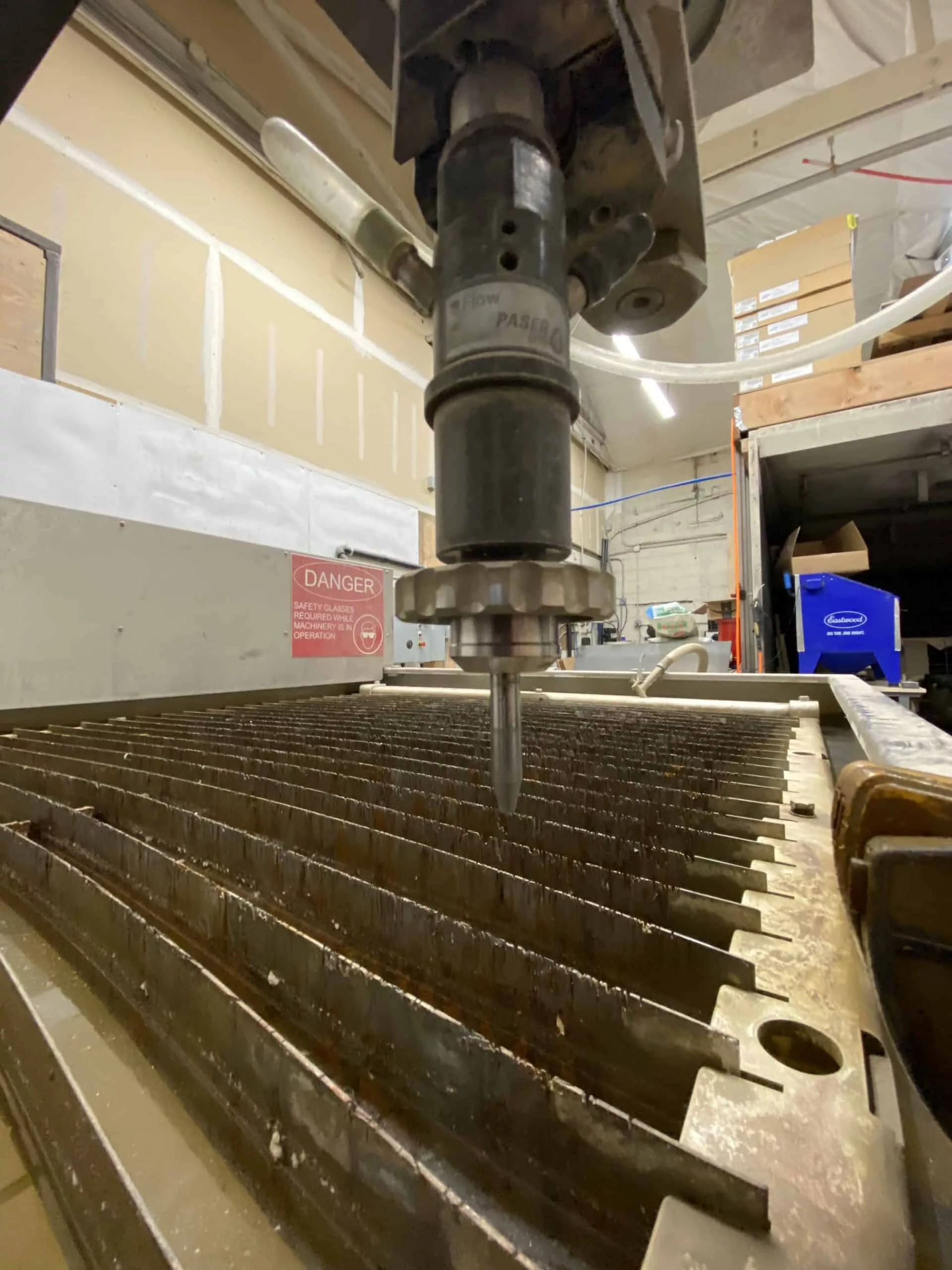 Flow #Mach-100-1313, CNC waterjet cutting system, 4.3' x 4.3' table, 30 HP pump, 60,000 PSI, Flowmaster - Image 4