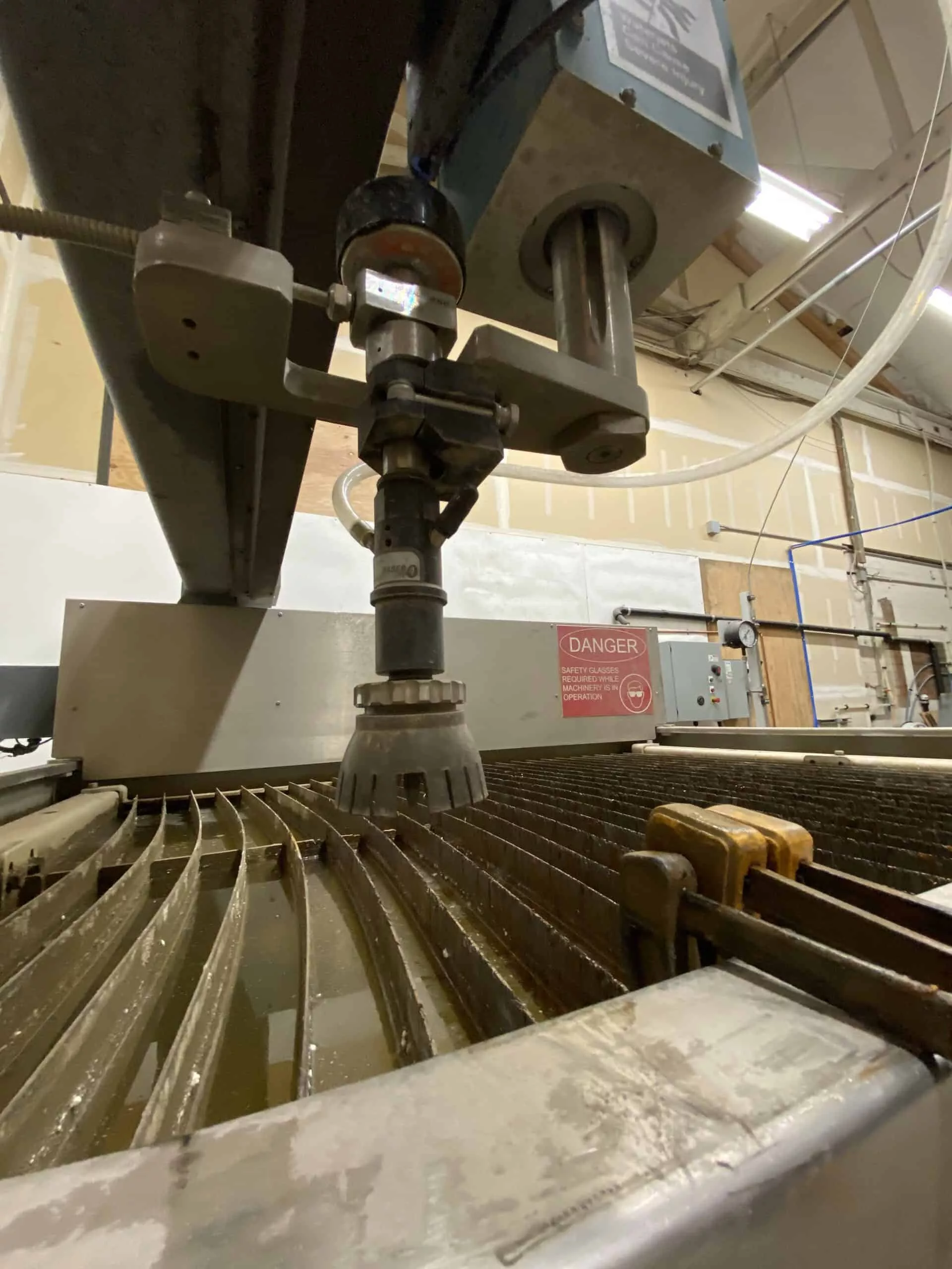 Flow #Mach-100-1313, CNC waterjet cutting system, 4.3' x 4.3' table, 30 HP pump, 60,000 PSI, Flowmaster - Image 5