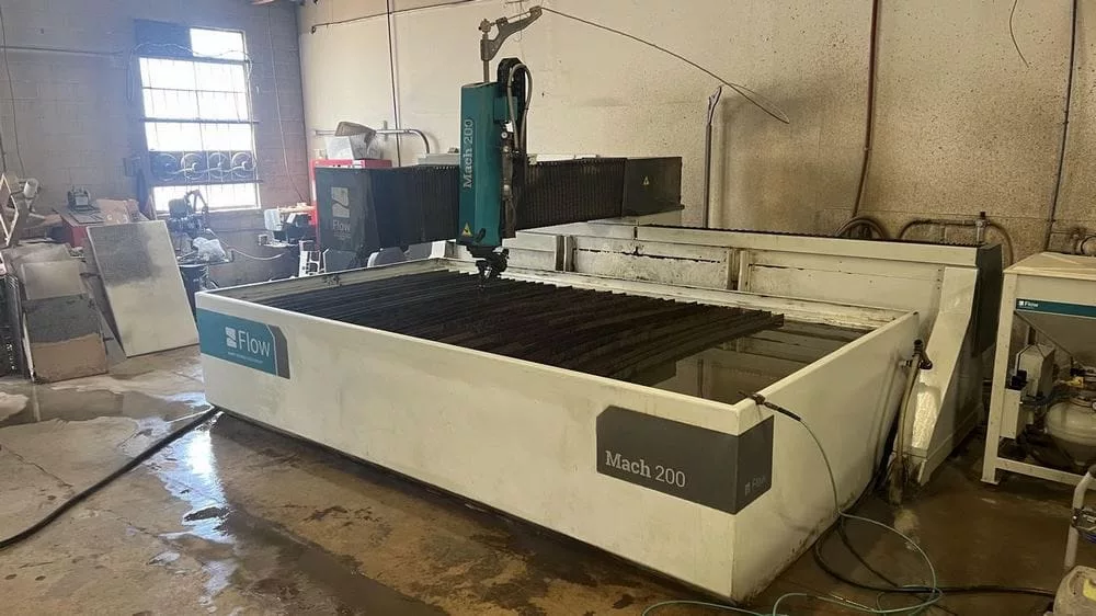 Flow #Mach-200-4020-Pivot-Plus, CNC waterjet cutting system, 6.6' x 13.1' table, 30 HP pump, 60,000 PSI - Image 2