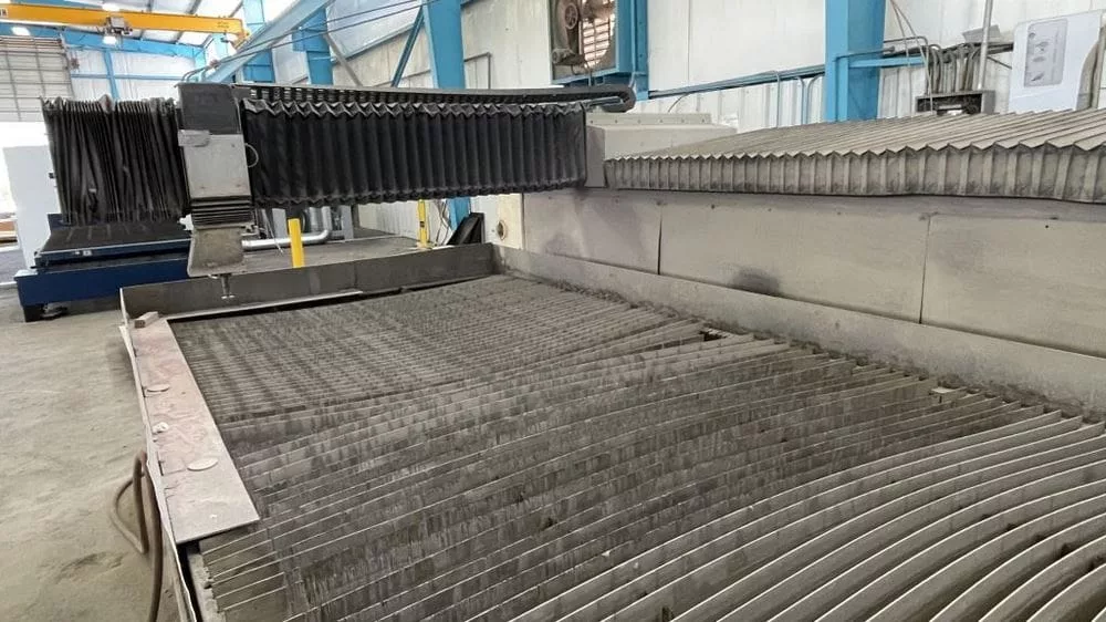 Flow #Mach-3-4020b, CNC waterjet cutting system, 6' x 13' table, 100 HP pump, 94,000 PSI, Flow PC Based - Image 3