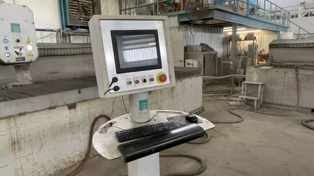Flow #Mach-3-4020b, CNC waterjet cutting system, 6' x 13' table, 100 HP pump, 94,000 PSI, Flow PC Based - Image 7