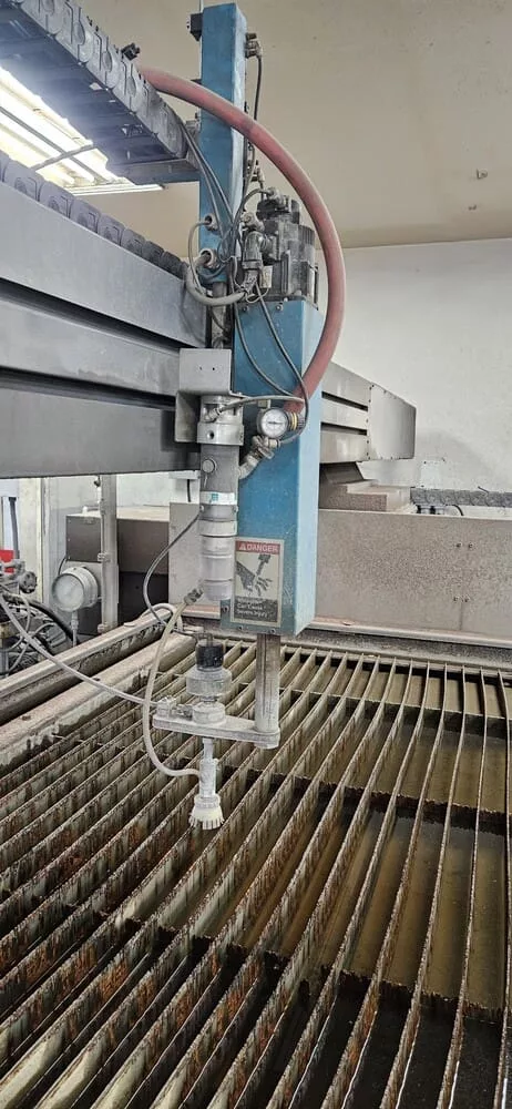 Flow #Mach-2-2031b, CNC waterjet cutting system, 6.6' x 10' table, 30 HP pump, 60,000 PSI, Flowmaster PC - Image 2