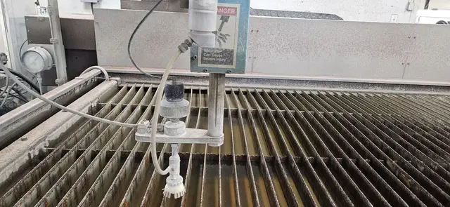 Flow #Mach-2-2031b, CNC waterjet cutting system, 6.6' x 10' table, 30 HP pump, 60,000 PSI, Flowmaster PC - Image 3