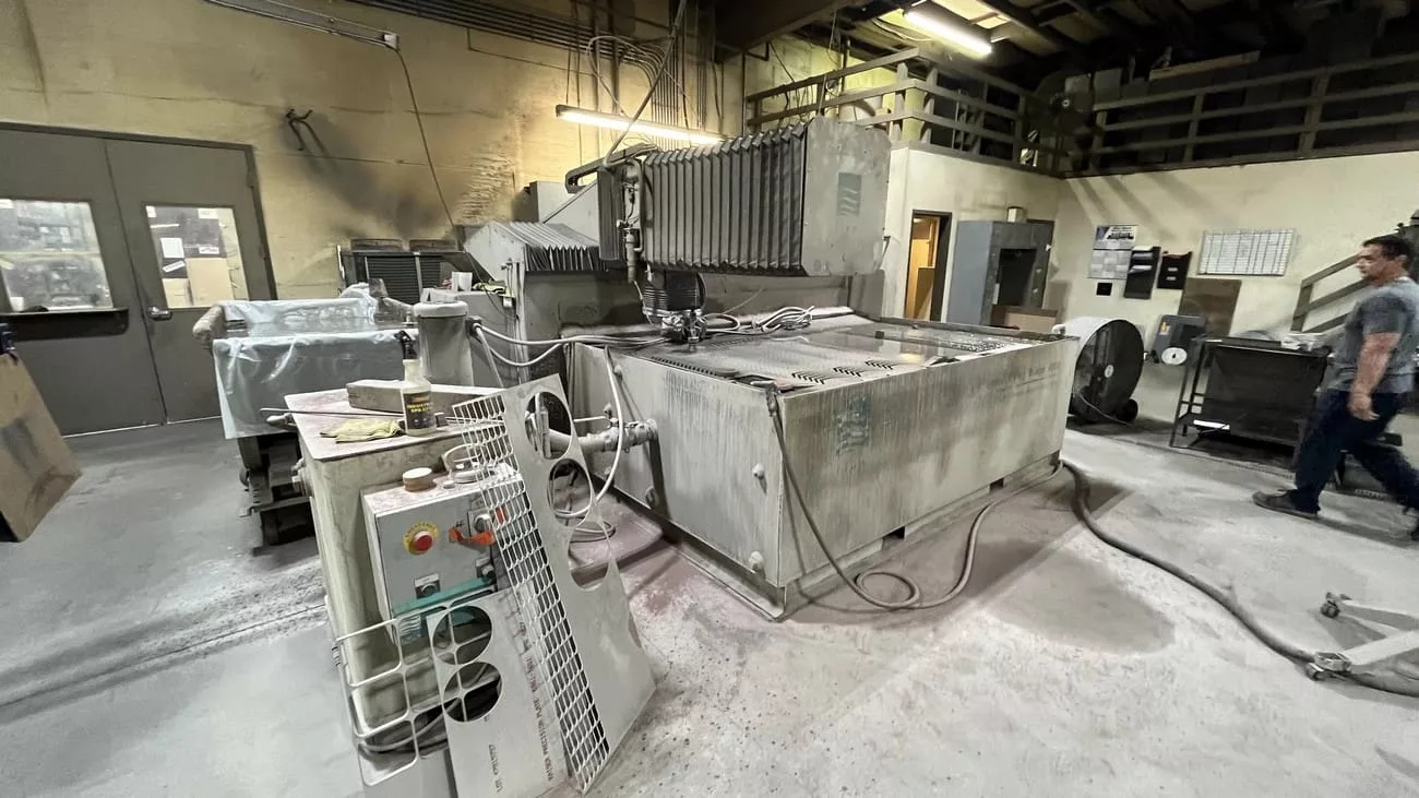 Flow #IFB-4800, CNC waterjet cutting system, 4' x 8' table, 50 HP pump, 60,000 PSI, Flowmaster Control, 2004 - Image 4