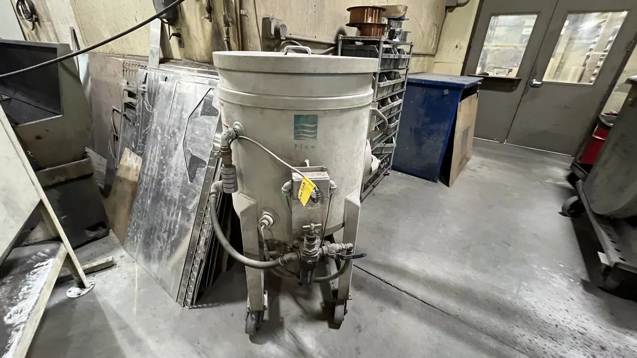 Flow #IFB-4800, CNC waterjet cutting system, 4' x 8' table, 50 HP pump, 60,000 PSI, Flowmaster Control, 2004 - Image 8