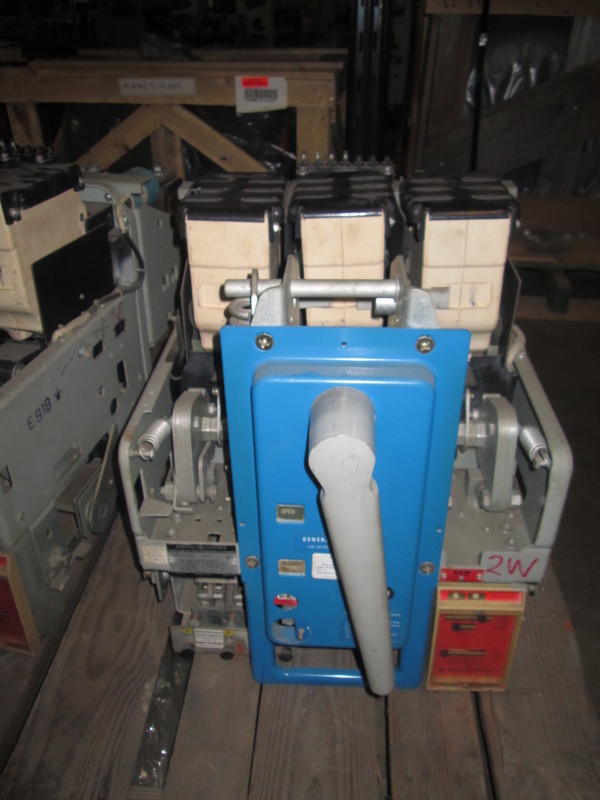 800 Amps, General Electric, akru- 4a-30, manually operated, drawout, 1000A fuses, LI - Image 1