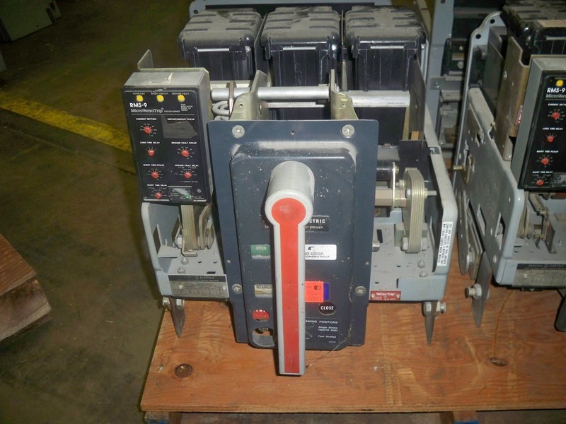 1600 Amps, General Electric, akr- 7a-50, manually operated, drawout - Image 1
