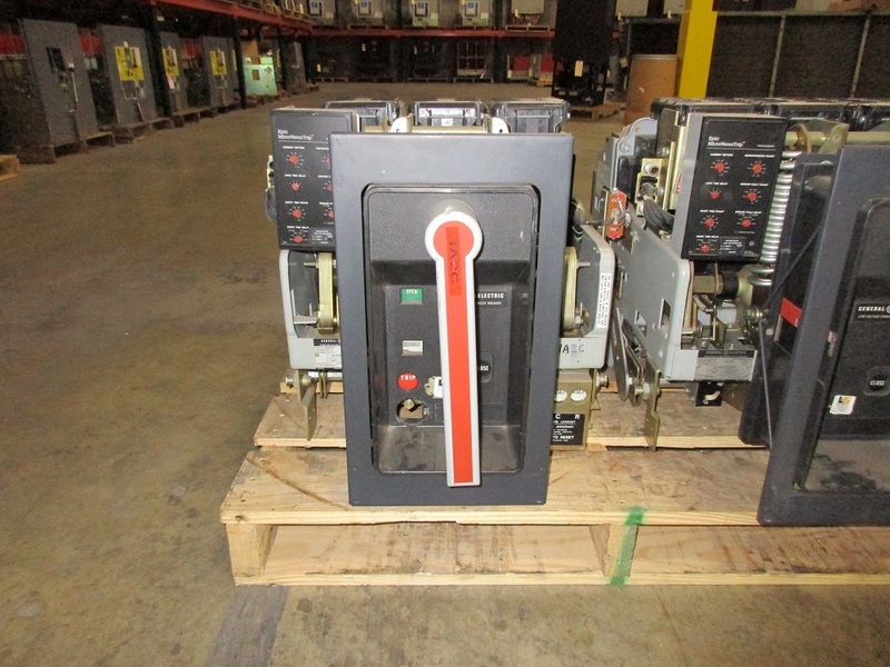 1600 Amps, General Electric, akru- 8d-50, manually operated, drawout, 1200A fuses - Image 1