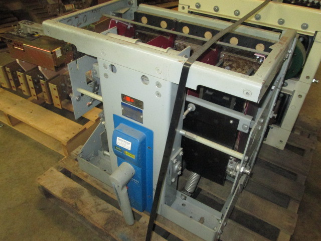 3000 Amps, General Electric, AKR-NA-75, manually operated, drawout, no trip unit - Image 1