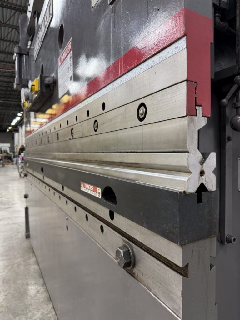 135 Ton, Cincinnati #135CBx8, CNC hydraulic press brake, 10' overall, 102" between housing, 8" stroke, Hurco - Image 6