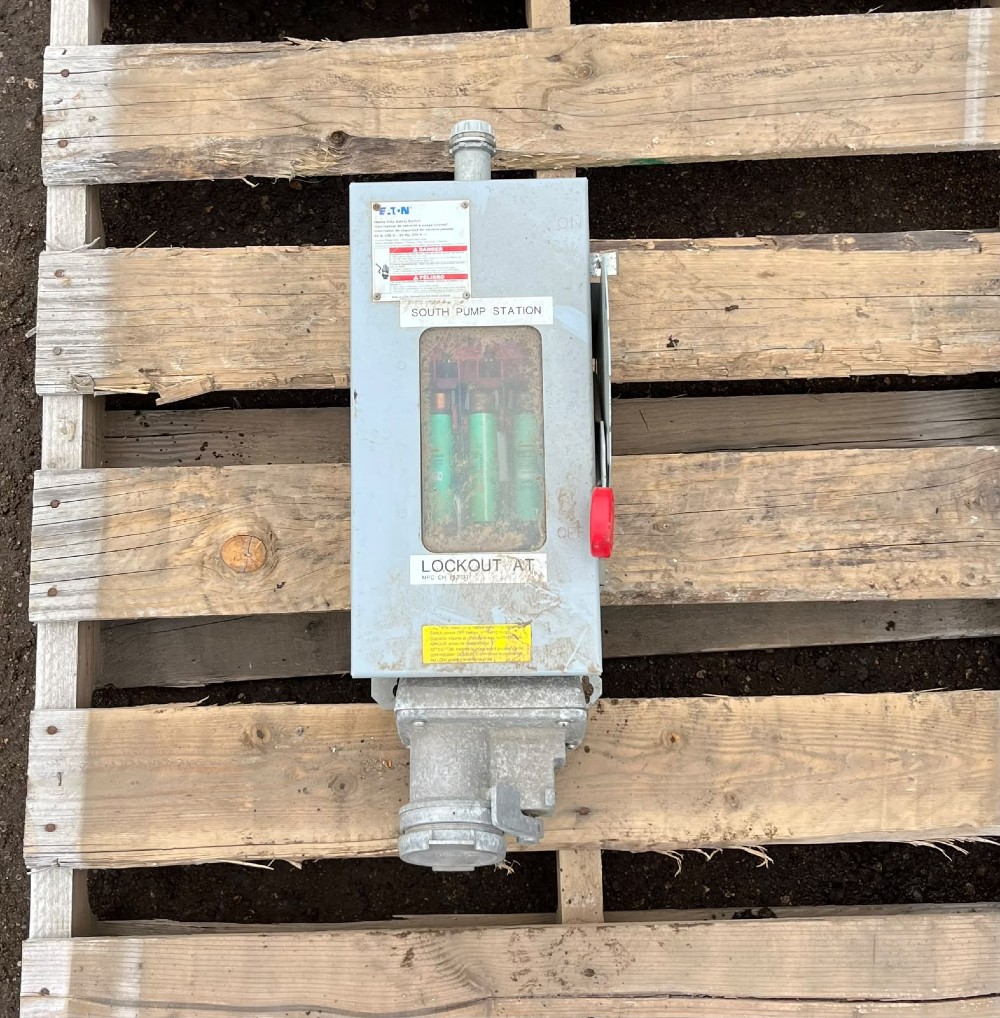 60 Amp. Eaton, Heavy Duty Safety Switch, 600 Volts, sealed cabinet w/ fuse inspection window (2 available) - Image 2