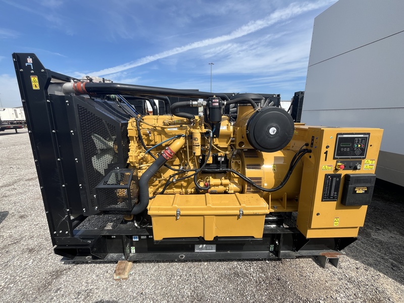 600 KW Caterpillar #C18, diesel generator set, 277/480 Volts, 142 hours, 1800 RPM, EPA Tier 2, skid mounted - Image 1
