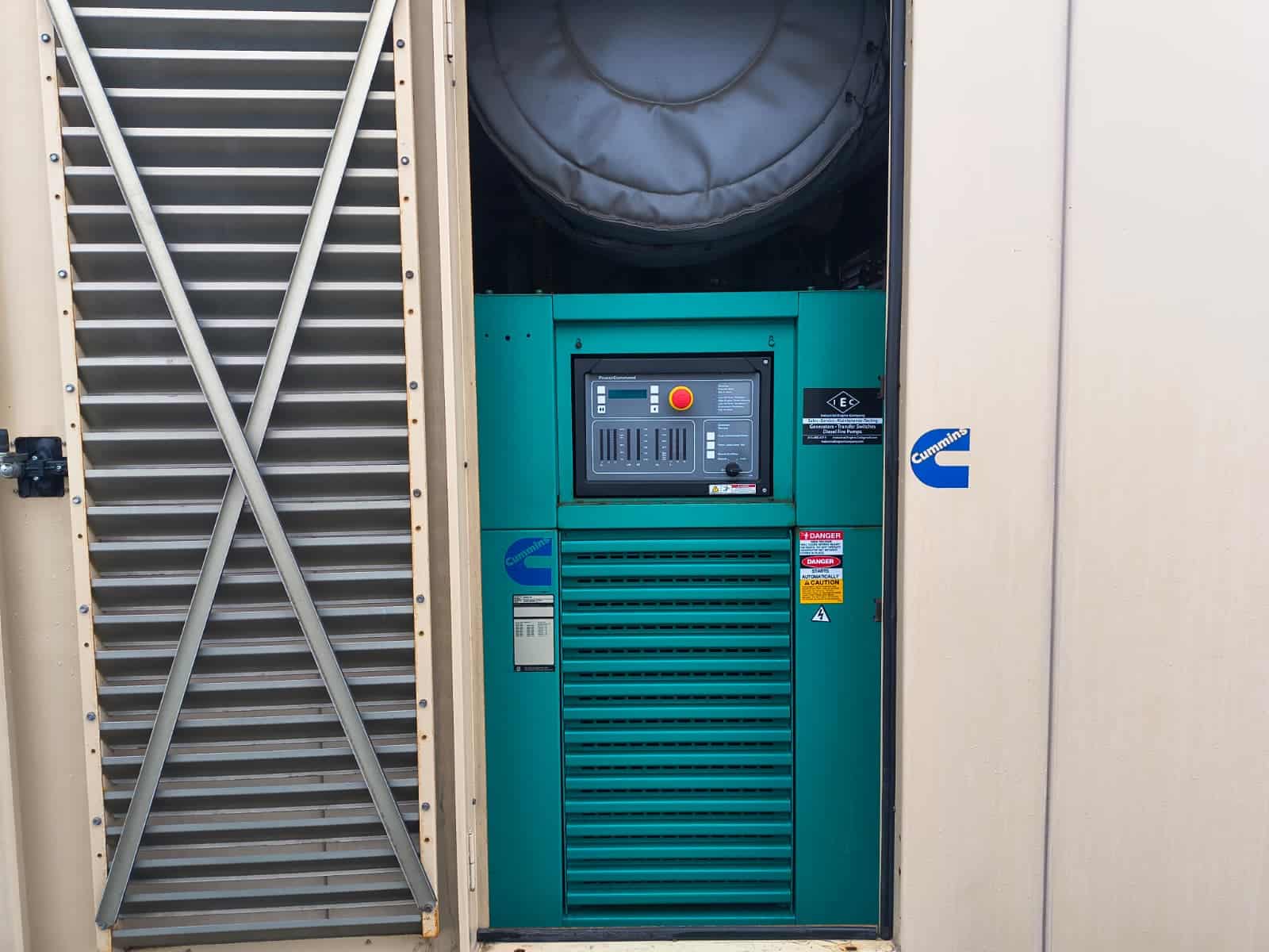 625 KW Cummins #GFJB, Natural Gas Generator, 277/480 Volt, 1800 RPM, 1200 amp circuit breaker, Cummins - Image 2