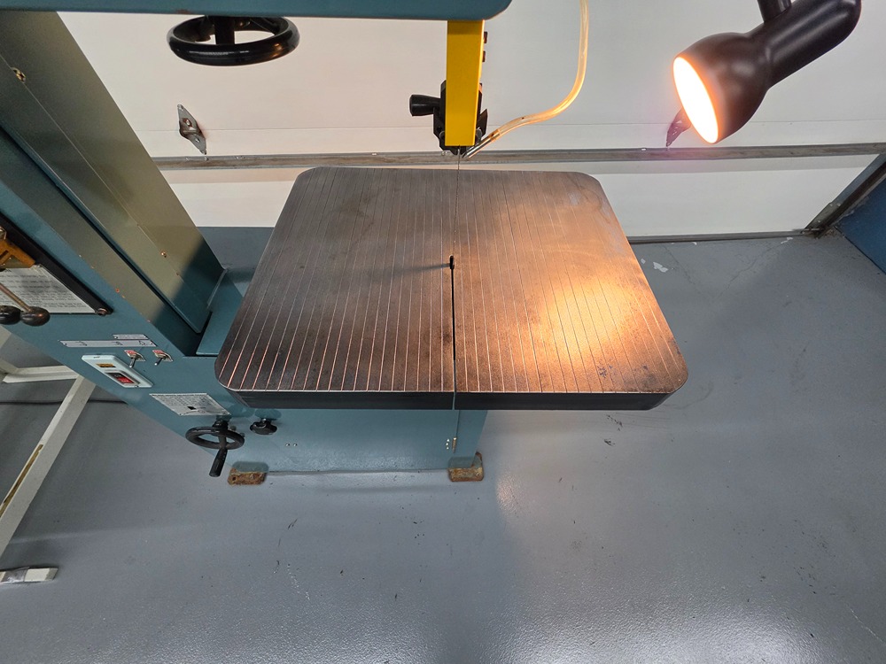 18" x 12" Enco #135-1551, Vertical Bandsaw, 19.5" x 24" tilting table, 5/8" blade capacity, 1 HP motor - Image 5