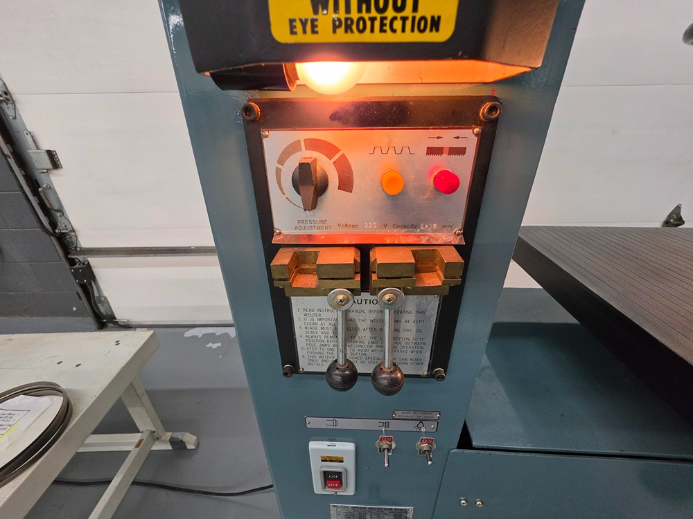18" x 12" Enco #135-1551, Vertical Bandsaw, 19.5" x 24" tilting table, 5/8" blade capacity, 1 HP motor - Image 6