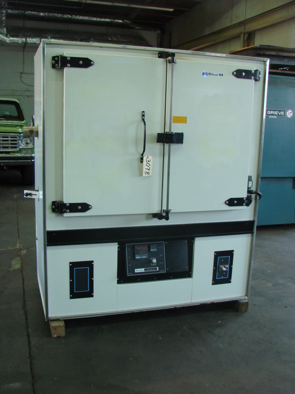48" width x 36" H x 24" L Blue M #DC-Series, horiz-air flow, 480 V., 24 KW, 662°F - Image 1