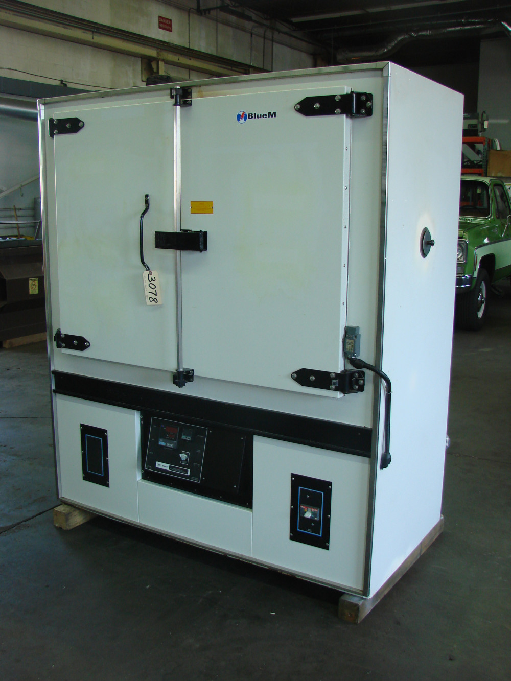 48" width x 36" H x 24" L Blue M #DC-Series, horiz-air flow, 480 V., 24 KW, 662°F - Image 2