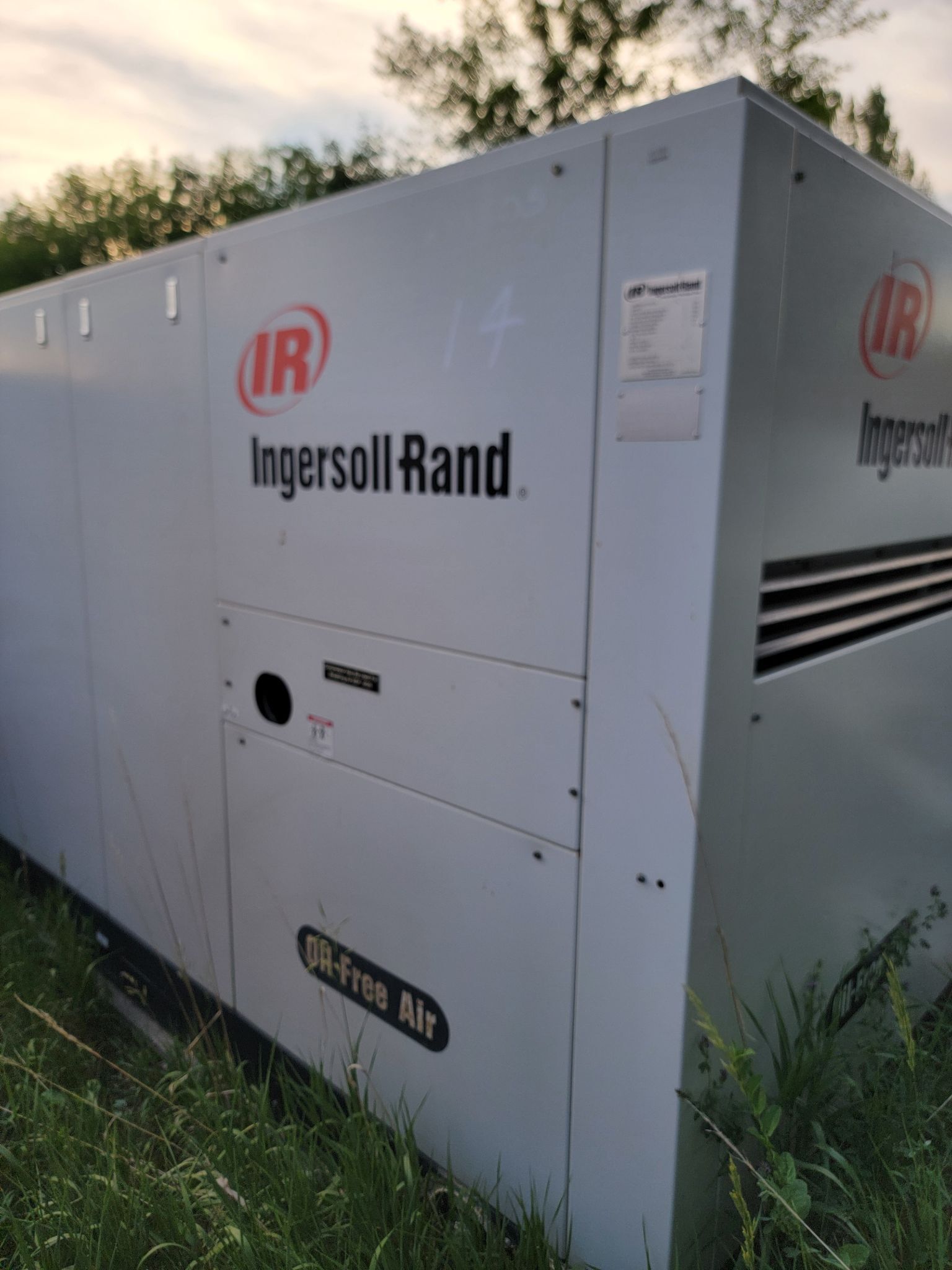 855 cfm, 125 psig, Ingersoll-Rand #Sierra-H200, Rotary Screw Compressor W/Dryer, 200 HP, 20000 load hours - Image 1