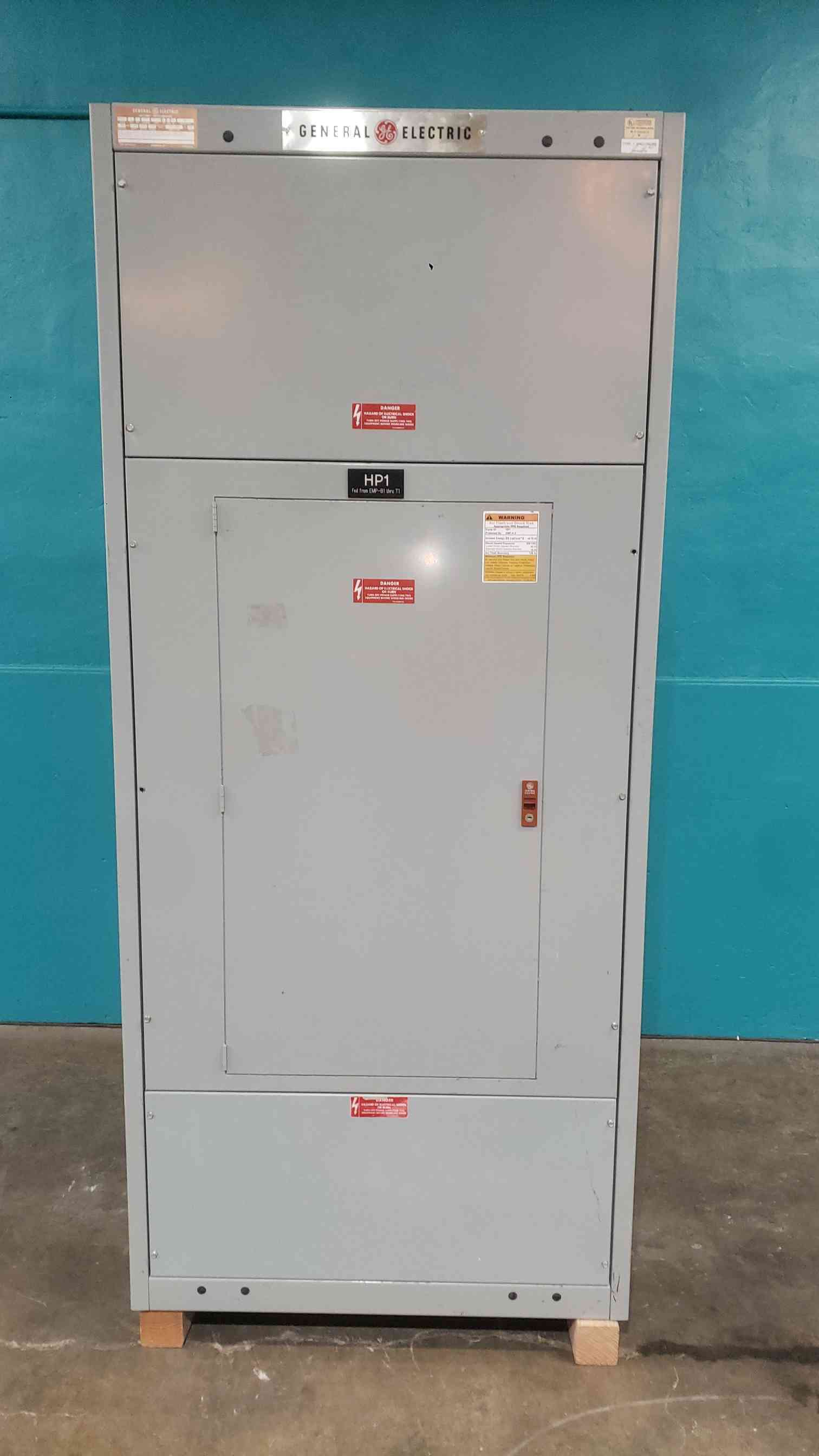 1200 Amp. General Electric, AV-Line, Switchboard Panelboard, 208 Volts, 3 Phase, with 5 3-Pole Breakers - Image 1