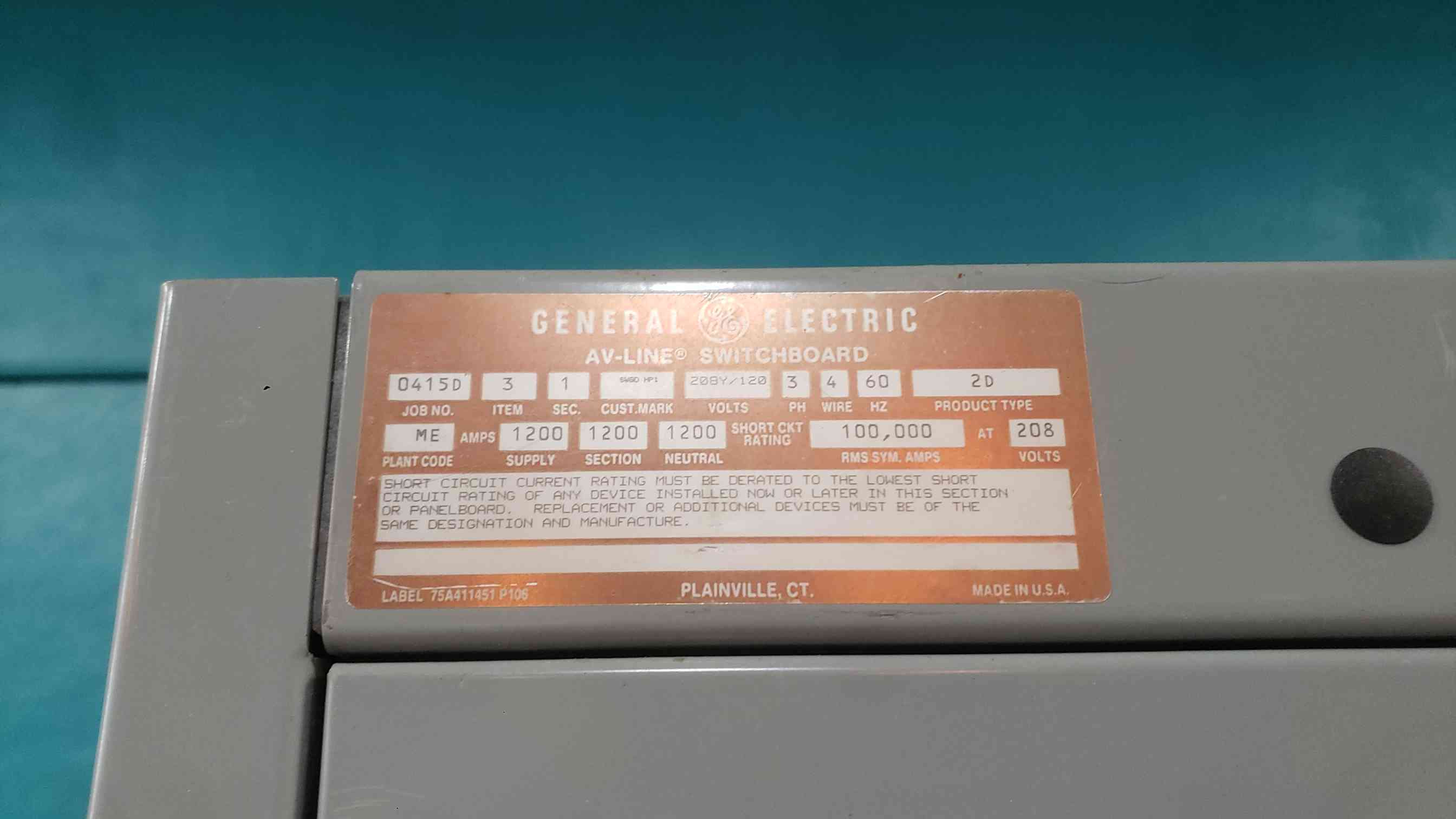 1200 Amp. General Electric, AV-Line, Switchboard Panelboard, 208 Volts, 3 Phase, with 5 3-Pole Breakers - Image 2