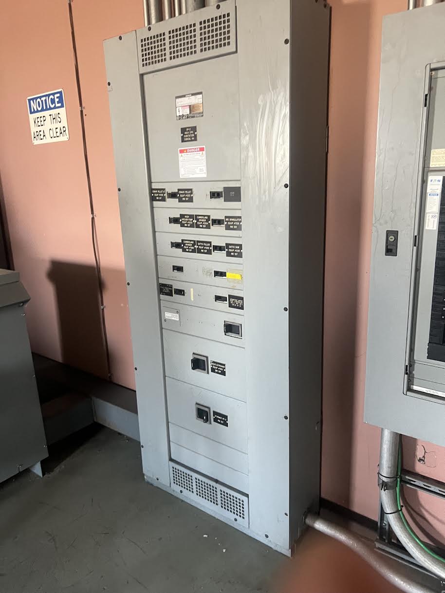 800 Amp. Siemens, Type S4, panelboard, 480 Volts 3 phase, 11 subfeed & 2 mains - Image 1