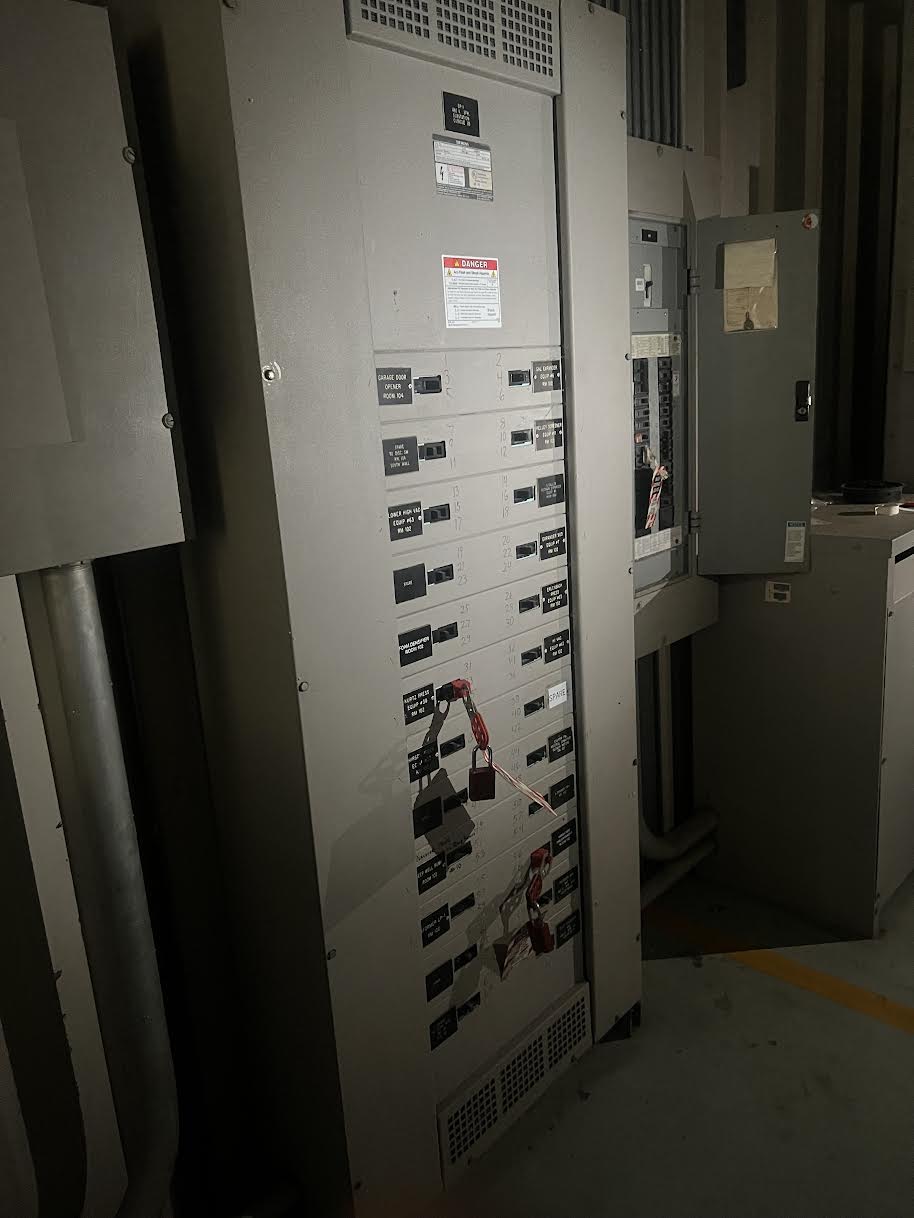 800 Amp. Siemens, Type S4, panelboard, 480 Volts 3 phase, 24 subfeed breakers - Image 1