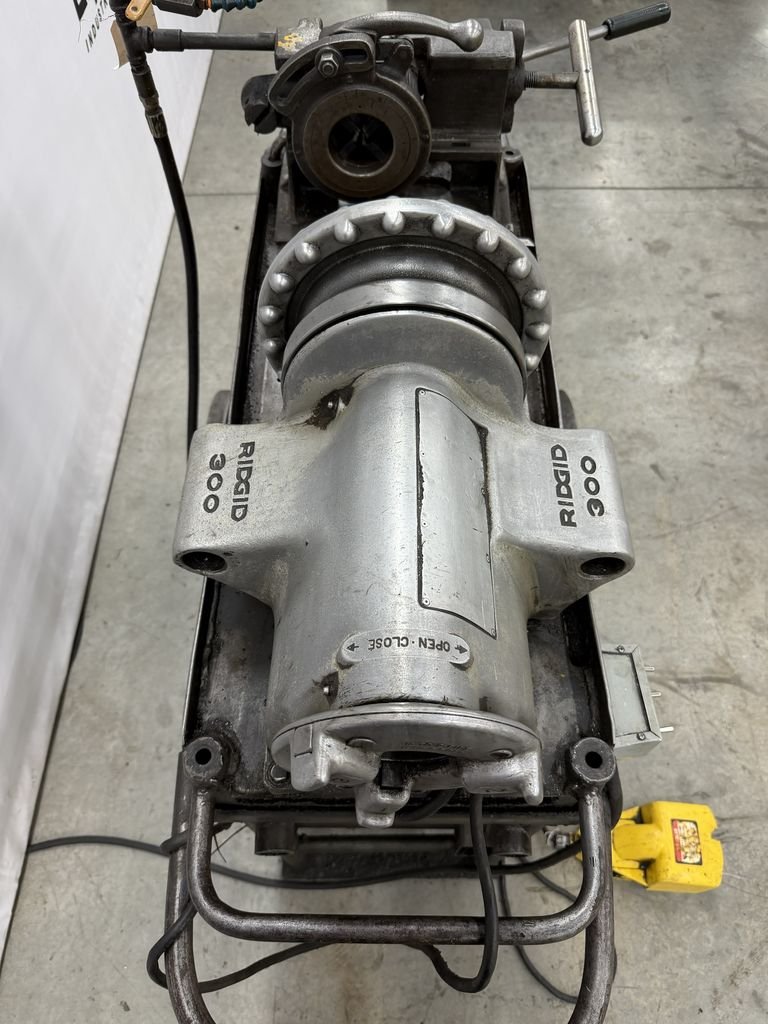 1/8" -2" Ridgid #300, power drive pipe threading machine with Oster stand, 1/2 HP reversible universal drive - Image 6