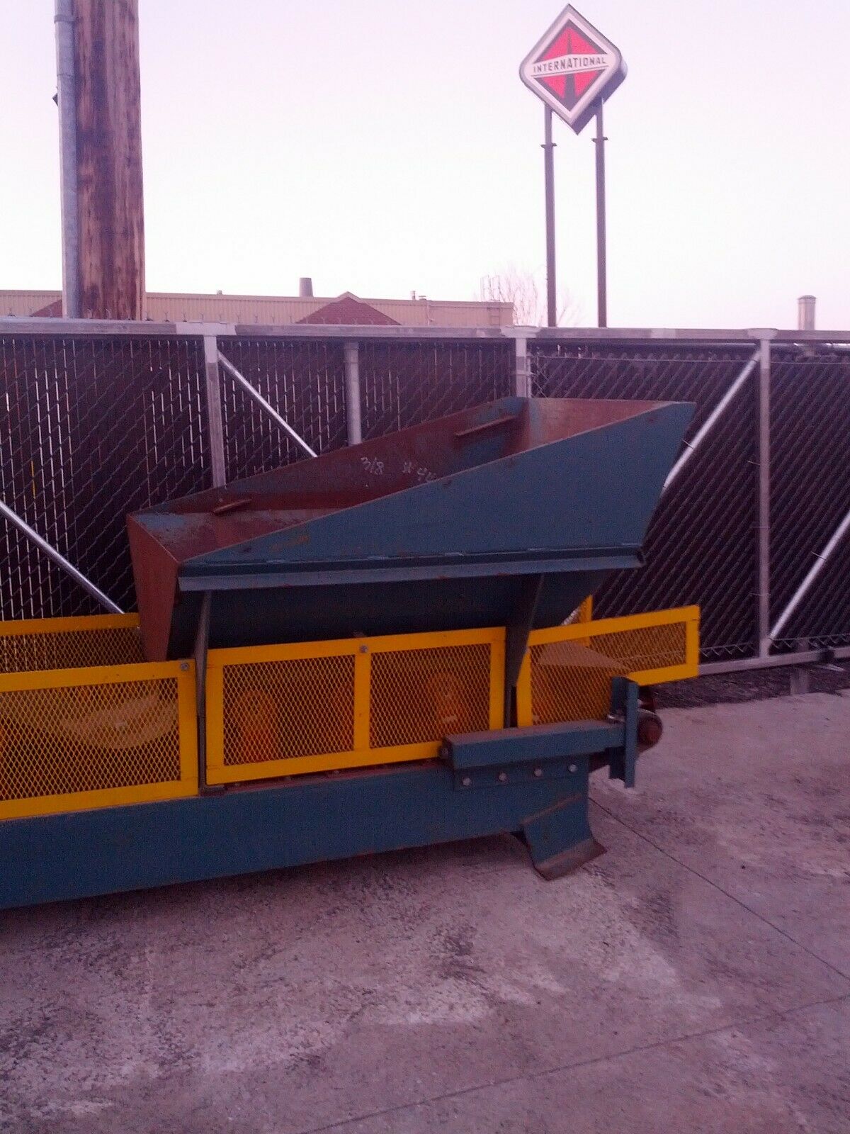 24" wide x 60' long, Carminex, V-trough belt conveyor, folds in 2 sections, TEFC drive, push-button controls - Image 2