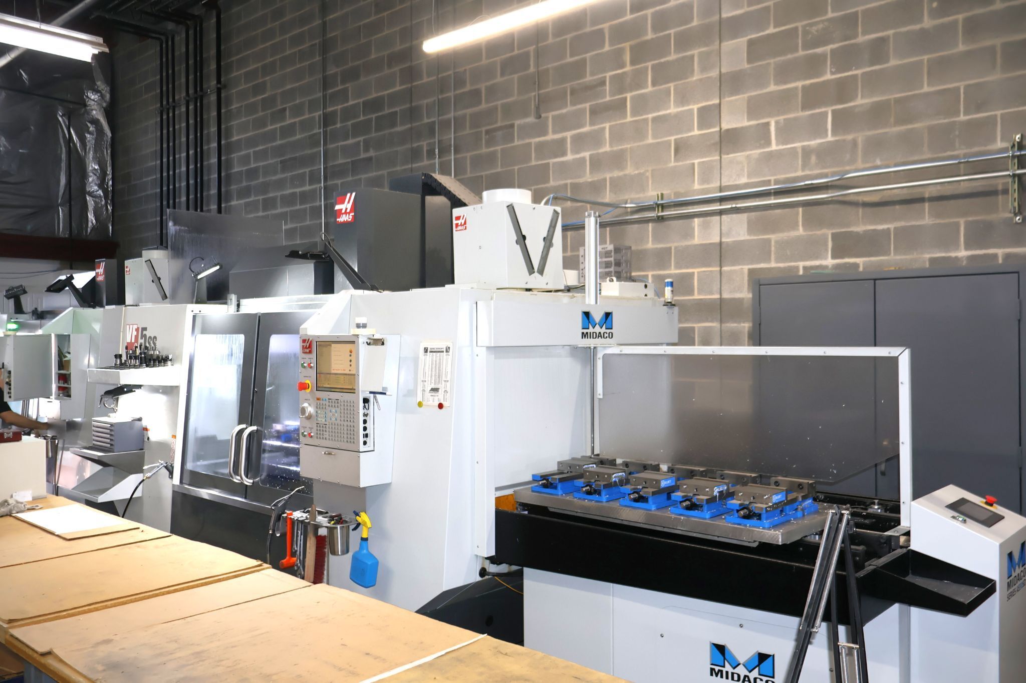 Haas #VF-5SS, 50" X, 26" Y, 25" Z, 12,000 RPM, Cat 40, 30 automatic tool changer, Midaco APC, 2 pallets, 2023 - Image 2