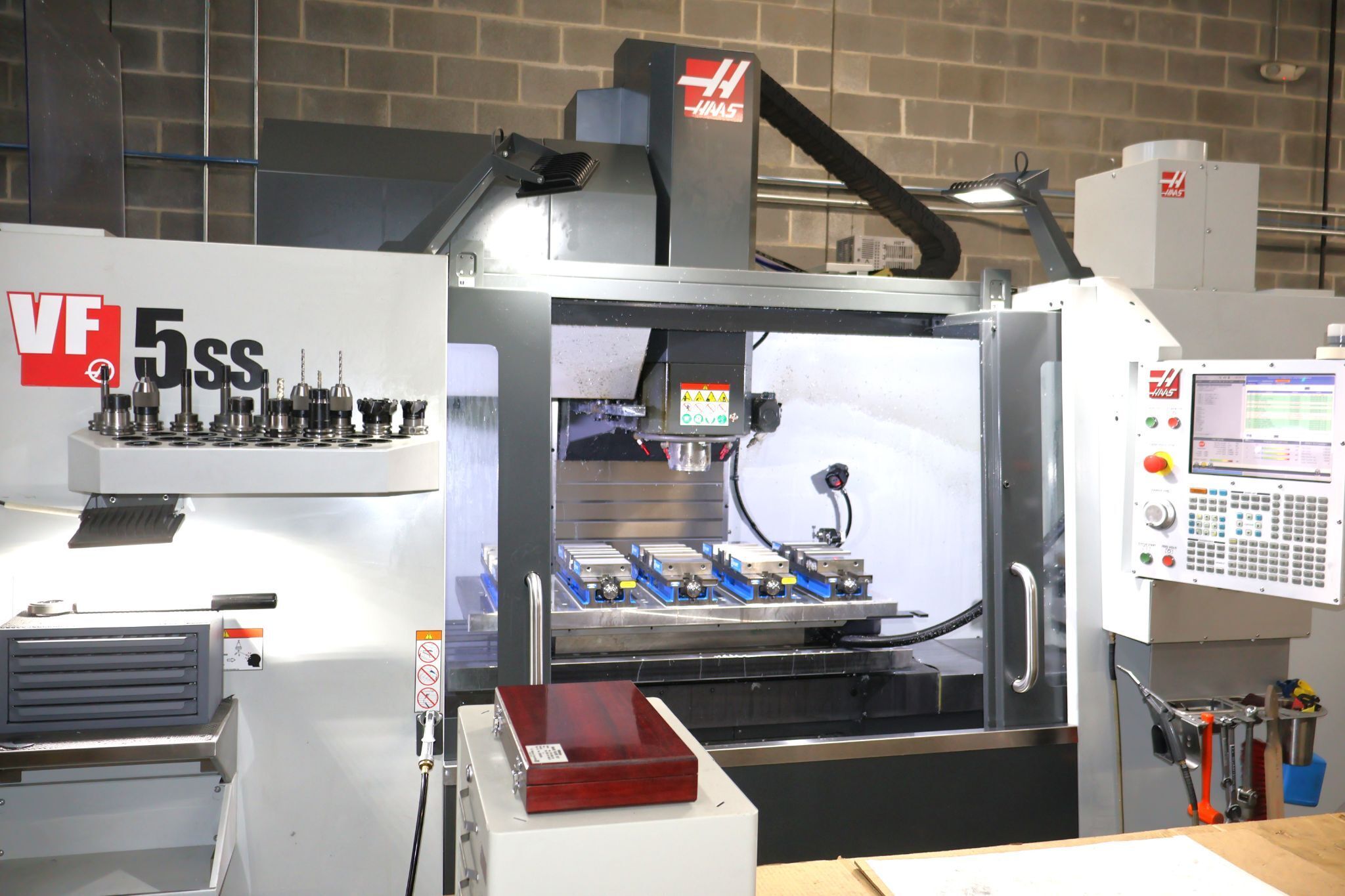 Haas #VF-5SS, 50" X, 26" Y, 25" Z, 12,000 RPM, Cat 40, 30 automatic tool changer, Midaco APC, 2 pallets, 2023 - Image 4