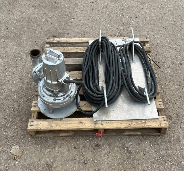 Flygt #3068.180, Submersible Pump w/Starter, 2.75" discharge, 3.2 HP, 1655 RPM, 230 Volts, 3PH - Image 1