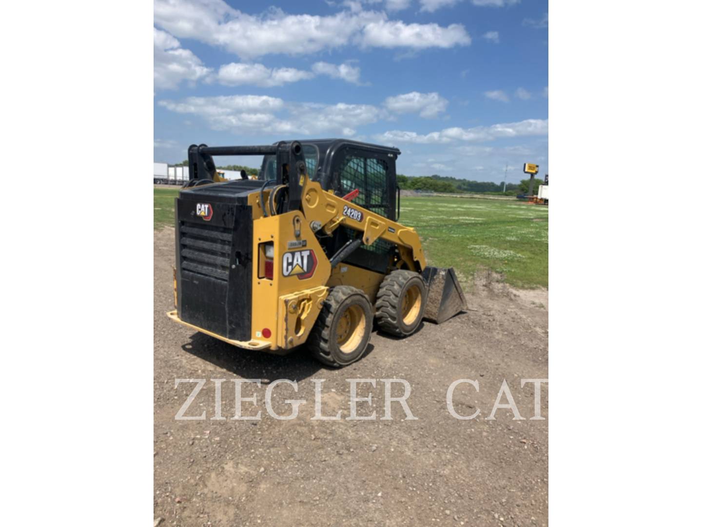 Cat 242D3, Skid Steer Loader, 1223 hours, S/N: T8A00890, 2024 - Image 3