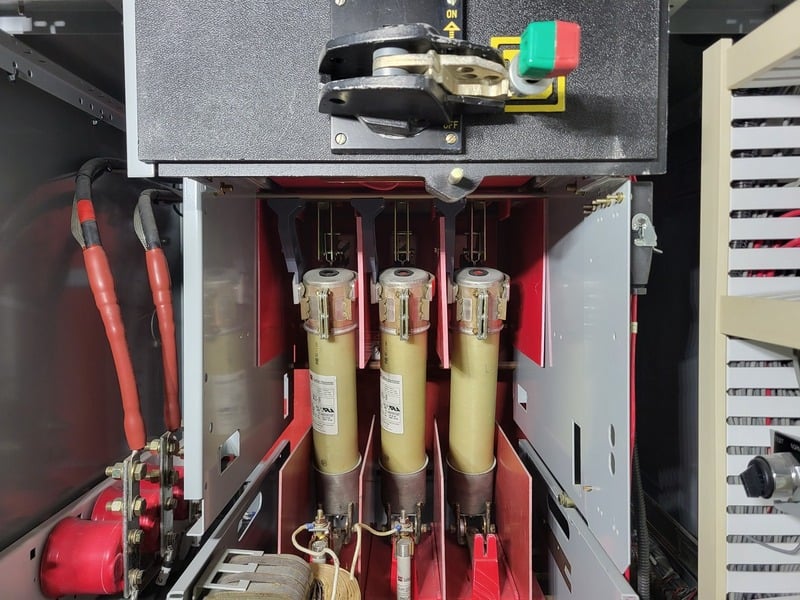 Square D #EG44D, iso-flex motor control ce, 4160 Volts, (3) Vacuum Motor Starters, 2000 amp horizontal bus - Image 10