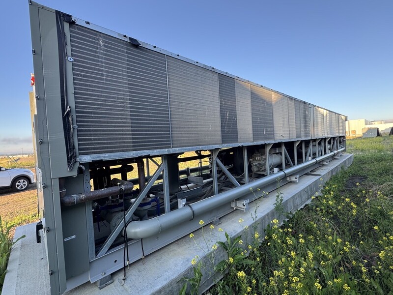 500 Ton, Trane, Air-Cooled Helical Rotary Chiller, 350 psig, (4) 1.5 HP fan motors, R134A refrigerant, 575 - Image 3