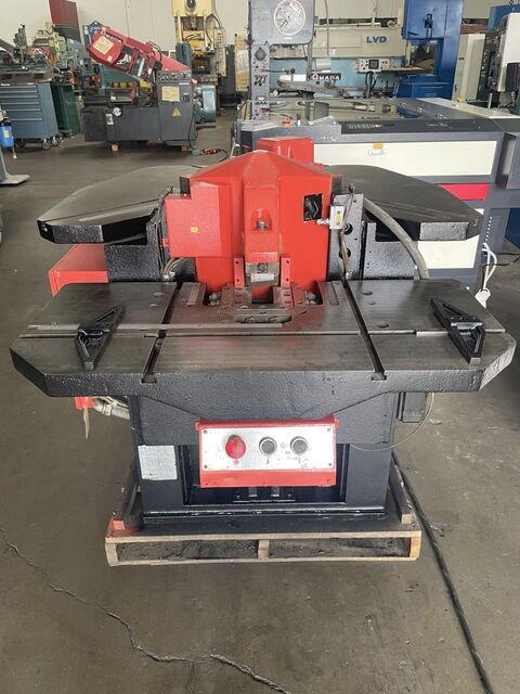 1/8" x 8-5/8" x 8-5/8" Amada #CSW-220, 10 ton, hydraulic corner notcher - Image 2