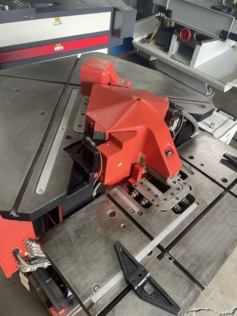 1/8" x 8-5/8" x 8-5/8" Amada #CSW-220, 10 ton, hydraulic corner notcher - Image 3