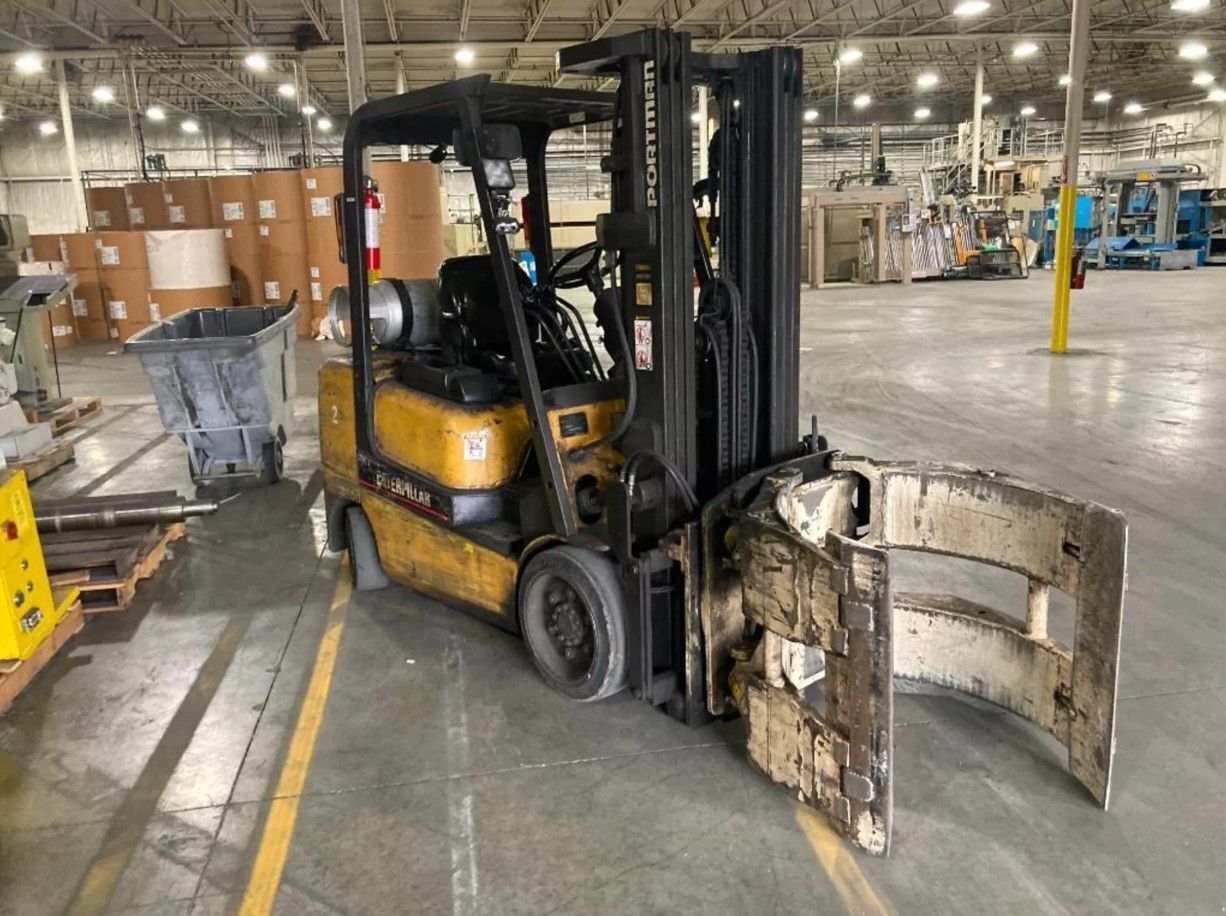 6000 lb. Caterpillar #GC30K, Forklift w/ Drum Clamp Attachment, 186" lift height - Image 1
