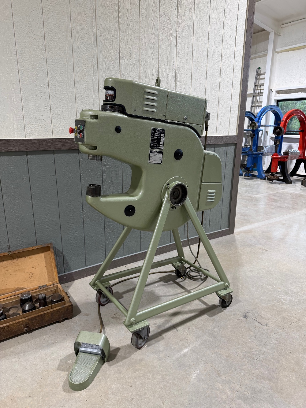Eckold #KF320, Shrinking & Stretching Machine, Capacity: 14 Gauge Mild Steel, Throat: 13", Strokes/Min: 400 - Image 2