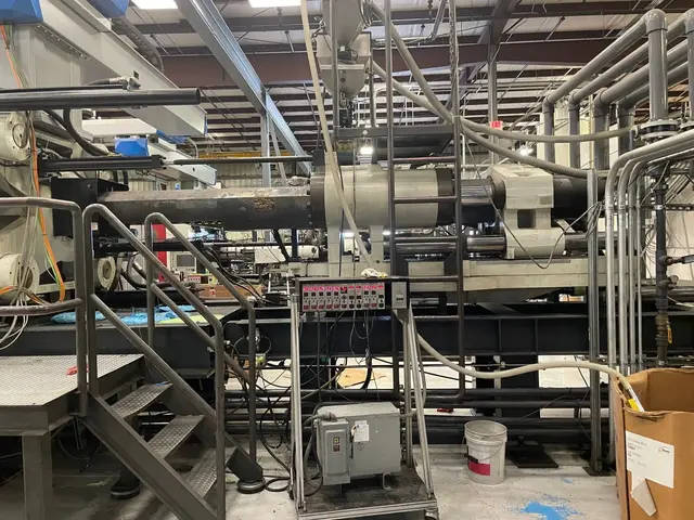 850 Ton, 362 oz., Milacron #VL850-362, horizontal plastic injection molder, 45.3" x 37.4" tie bar spacing - Image 2