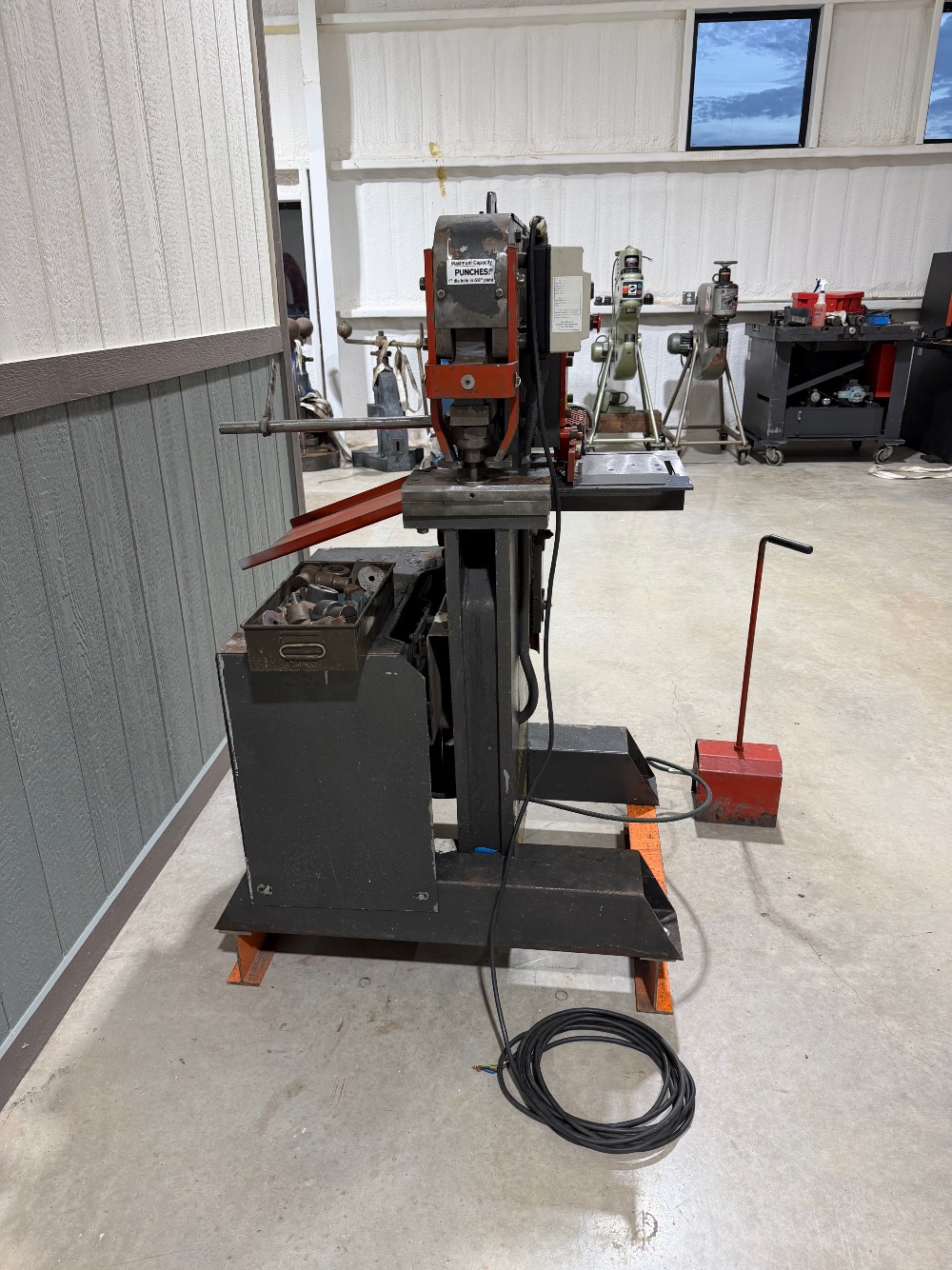 Edwards, Ironworker Machine, Capacity: 50 tons, Max Punch: 1" Through 5/8 Mild Steel, Throat: 7", 3HP - Image 6