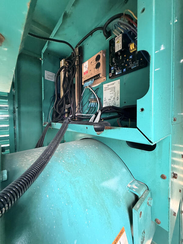 350 KW Cummins Onan #300DFCB-2272, standby diesel generator set, 465 BHP @ 1800 RPM, 918 hours - Image 4