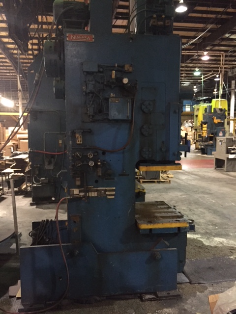 90 Ton, Niagara #E-90, back geared OBI press, 9" stroke, 18" Shut Height, 4.5" powered adj., 46 SPM, 39" x25" - Image 2