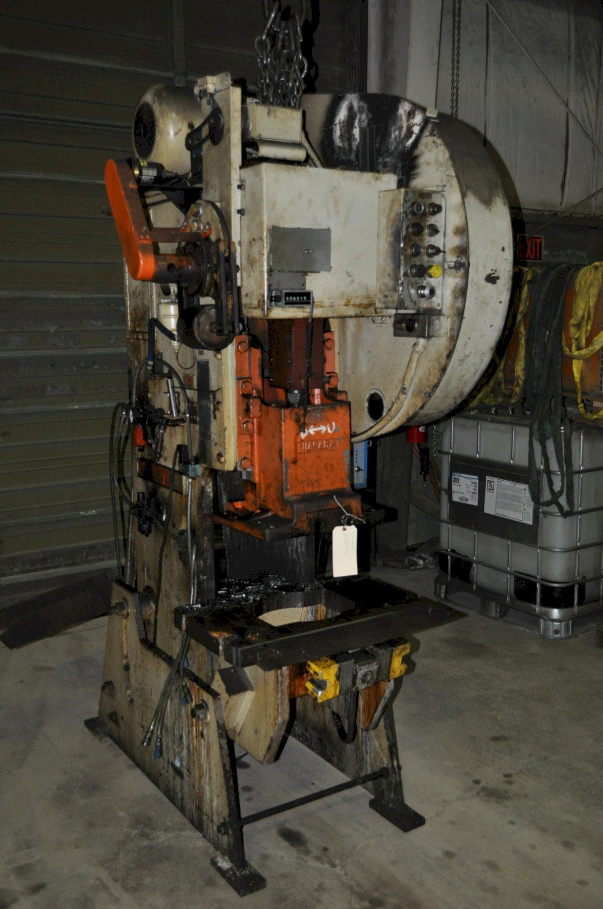 45 Ton, Niagara #M-45, OBI flywheel press, 4" stroke, 11" Shut Height, 3" adj., 110 SPM, 28" x18" bed (2 - Image 1